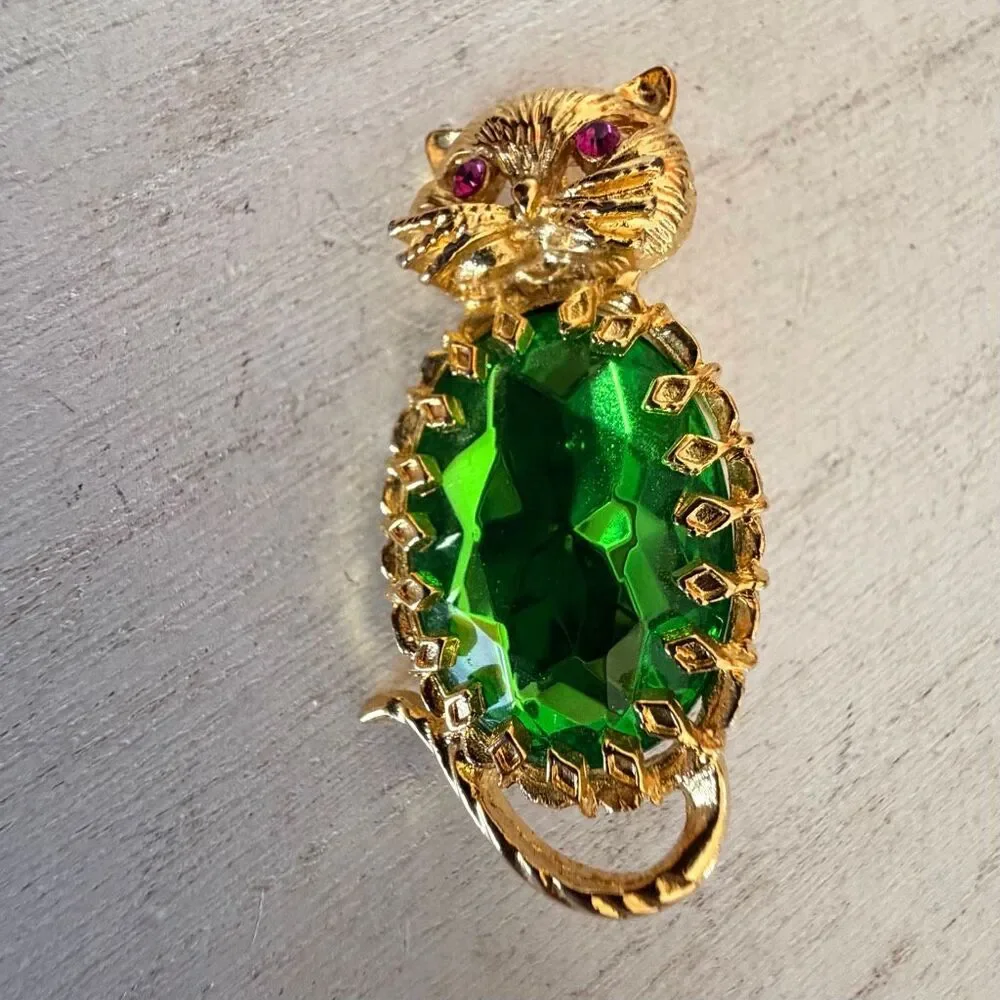 Vintage Gold Tone Cat Brooch Pin with Large Emerald Green Glass Body & Pink Rhin
